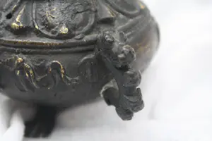 Niet of onleesbaar gesigneerd - Een Oude Bronzen Wierrook Tripod China, late Qing-dynastie (1644-1912). kopen? Bied vanaf 1!