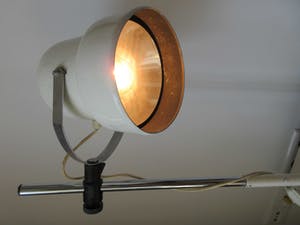 Niet of onleesbaar gesigneerd - Monica Strandäng - Aneta - Witte metalen vintage tafellamp model 'Robust' kopen? Bied vanaf 1!
