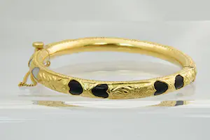 29 - Gedeeltelijk 18 Krt geel-gouden opengewerkte armband met diverse kleuren kopen? Bied vanaf 380!