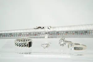 18 - Lot bestaande uit 1e geh. zilver (Buddha2Buddha) ringen en paar oorclips kopen? Bied vanaf 40!