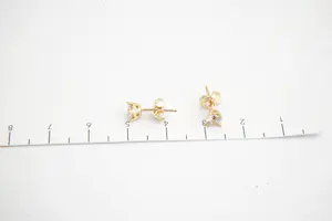 156- 1 paar elegante 14krt geel-gouden oorstekers - ZGAN kopen? Bied vanaf 30!