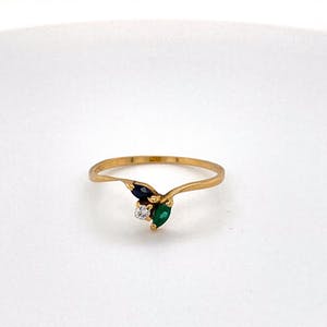 18K Goud - gouden ring met diamant, saffier en smaragd. maat 56(17,75) 1,20 gr kopen? Bied vanaf 90!