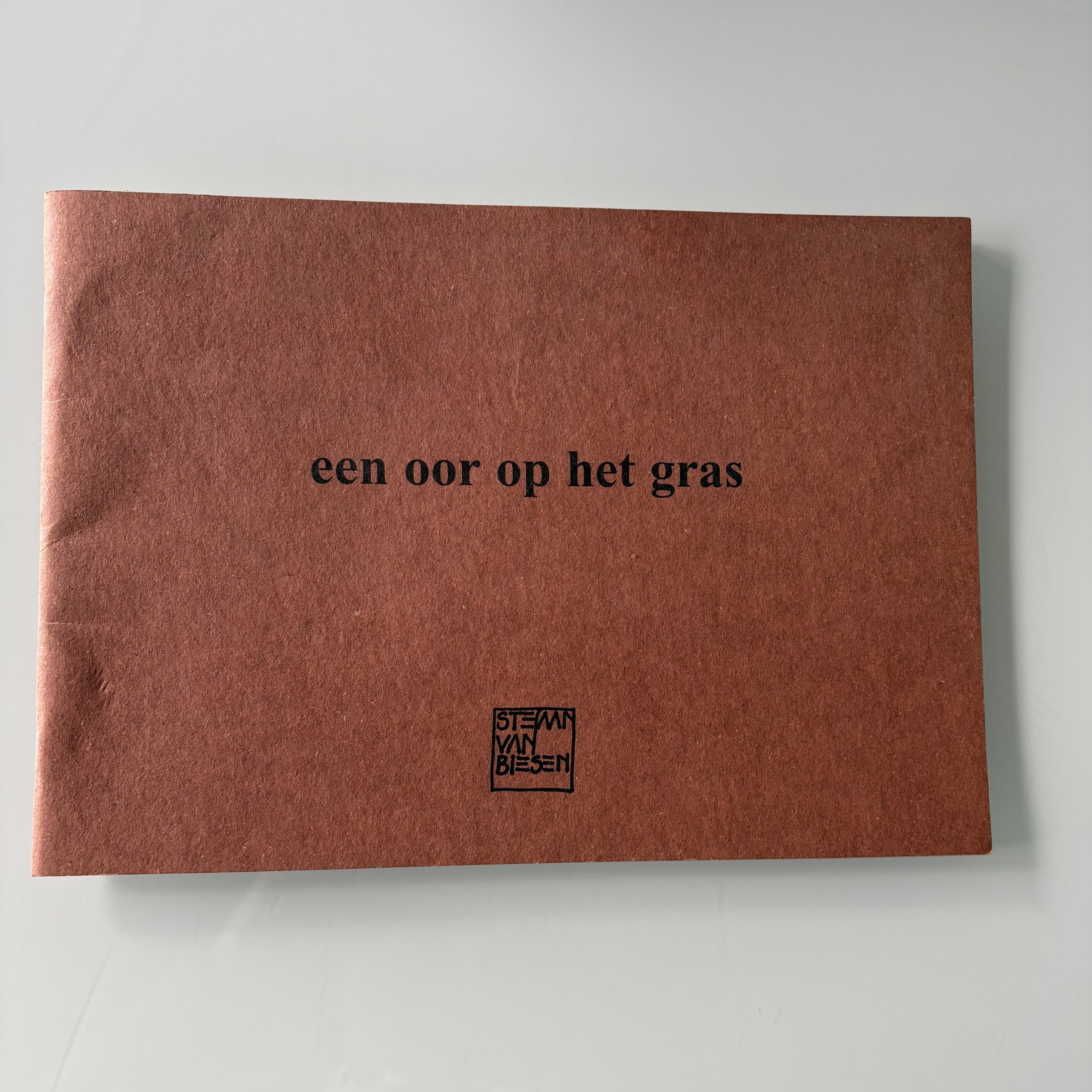 Stefaan van Biesen - Een oor op het gras - (f)luisteren Beperkte oplage van 650 exemplaren kopen? Bied vanaf 25!
