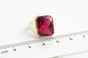 87 - Opvallende Retro seventies 14krt gouden zegel ring met rode steen kopen? Bied vanaf 120!
