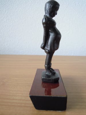 Niet of onleesbaar gesigneerd - Prachtig beeldje van zwangere vrouw kopen? Bied vanaf 10!