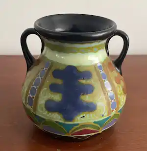 Arnhemsche Fayencefabriek - Platelen vaasje decor Roma verkocht voor € 35!