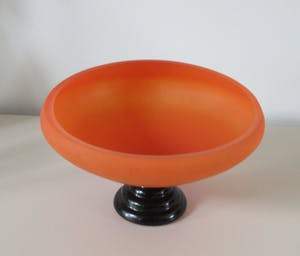 Niet of onleesbaar gesigneerd - Art deco oranje gesatineerde glazen schaal op voet kopen? Bied vanaf 1!