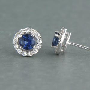14k gouden oorknoppen bezet met saffier tot. 0,56ct en briljant geslepen diamant kopen? Bied vanaf 250!