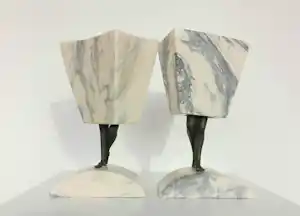 Hans Rikken - Pendant: Set van twee sculpturen uit marmer en brons, Man + Vrouw + 2 boeken kopen? Bied vanaf 150!