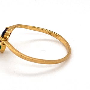 18K Goud - gouden ring met diamant, saffier en smaragd. maat 56(17,75) 1,20 gr kopen? Bied vanaf 90!