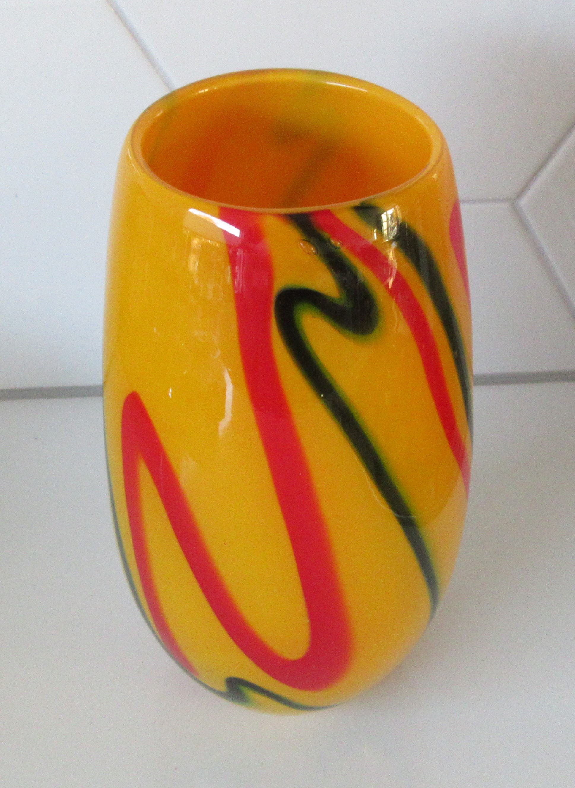 Niet of onleesbaar gesigneerd - Diep gele dikwandige Murano vaas met rode en donkergroene Swirls kopen? Bied vanaf 1!