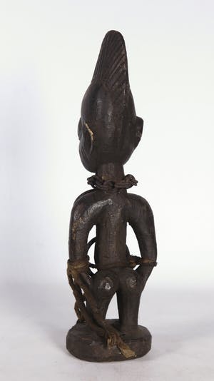 Yoruba - Houten Ibedji- of tweelingbeeld van vrouw met metalen attributen kopen? Bied vanaf 20!