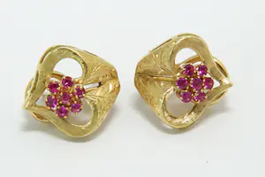 49 - Een paar stijlvolle 18krt gouden dames oorclips met roze steentjes kopen? Bied vanaf 370!