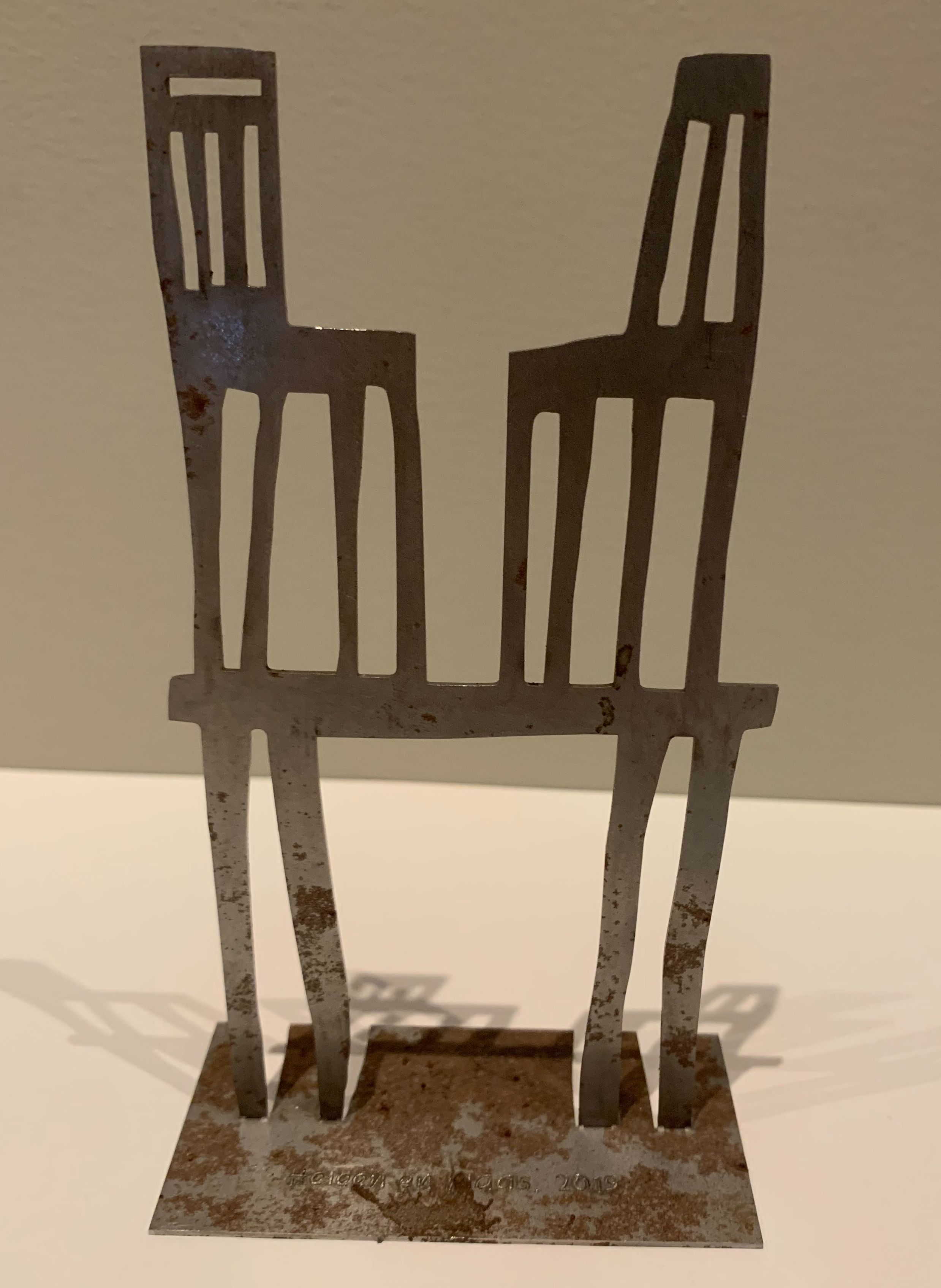 Klaas Gubbels - Stalen beeldje: twee stoelen op een tafel - 2019 kopen? Bied vanaf 399!