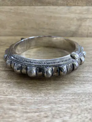 Zilveren bewerkte slavenarmband met scharnier kopen? Bied vanaf 59!