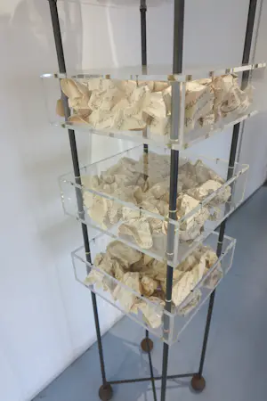 Henny Schakenraad - Mixed Media / Zeer groot object van o.a. metaal, plexiglas en papier, BEWAREN kopen? Bied vanaf 320!