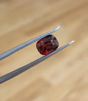 ALGT-gecertificeerde 1,67 karaat kussen levendige/diep roodachtig oranje spinel kopen? Bied vanaf 200!