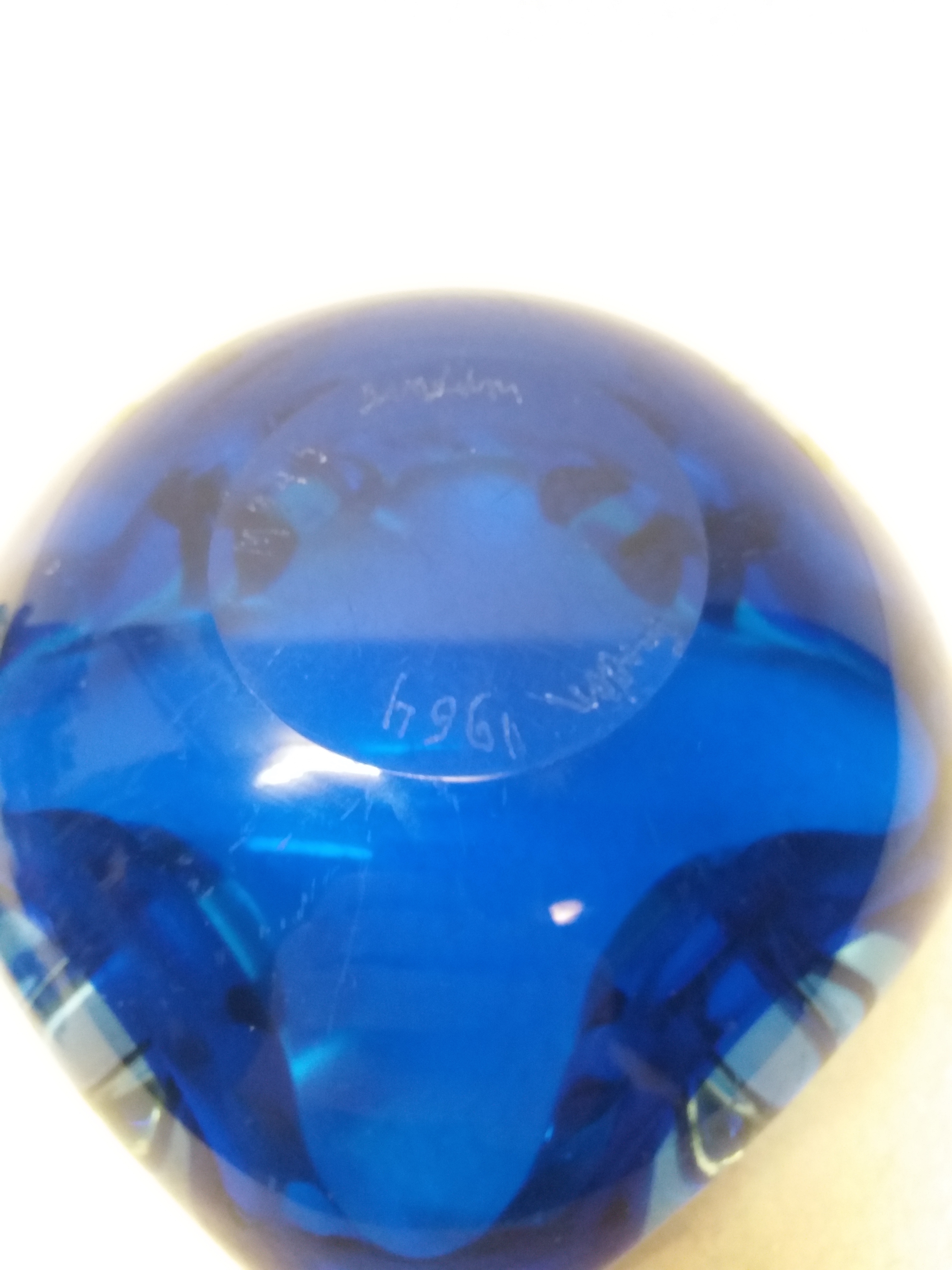 Niet of onleesbaar gesigneerd - Mooie glazen asbak met stamper kobalt blauw uit jaren '60 kopen? Bied vanaf 1!