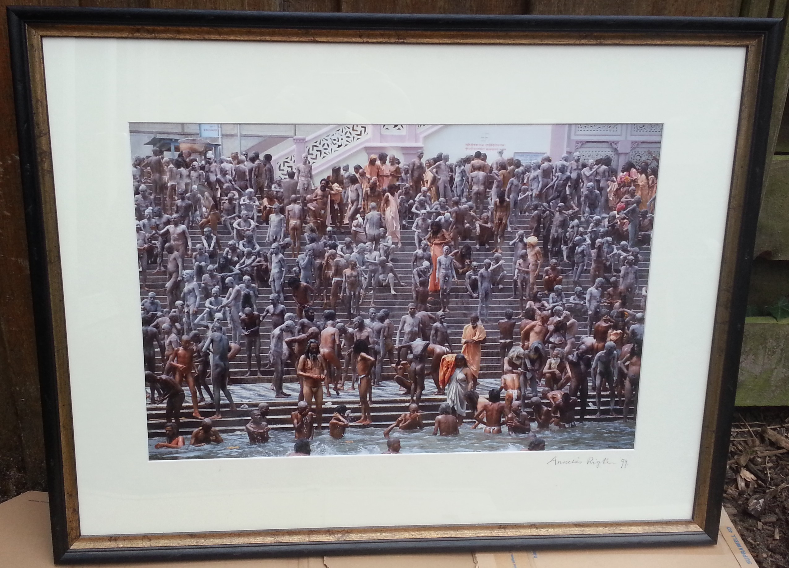 Annelies Rigter - Kumb Mela Ganges, Annelies Rigter, 1999, afm. incl. lijst 82 breed, 64 hoog. Afm kopen? Bied vanaf 1299!