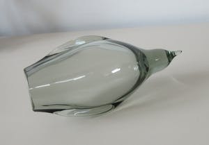 Niet of onleesbaar gesigneerd - Twee modernistische (Rook) glazen pinguin figuren kopen? Bied vanaf 1!