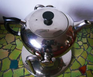Niet of onleesbaar gesigneerd - Kantelbare theepot in houder -edelmetaal- kopen? Bied vanaf 1!