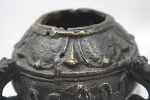 Niet of onleesbaar gesigneerd - Een Oude Bronzen Wierrook Tripod China, late Qing-dynastie (1644-1912). kopen? Bied vanaf 1!