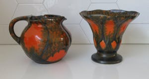 Arnhemsche Fayencefabriek - Twee oranje zwarte art deco vazen - Klaas Vet kopen? Bied vanaf 10!