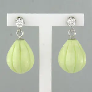 18k gouden oorhangers met limoen chrysopraas en briljant geslepen diamant kopen? Bied vanaf 385!