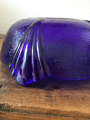 Niet of onleesbaar gesigneerd - Zware blauwe glazen schaal met groot drinkglas kopen? Bied vanaf 1!