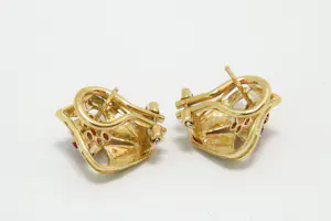 49 - Een paar stijlvolle 18krt gouden dames oorclips met roze steentjes kopen? Bied vanaf 370!