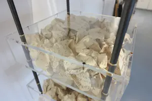Henny Schakenraad - Mixed Media / Zeer groot object van o.a. metaal, plexiglas en papier, BEWAREN kopen? Bied vanaf 320!
