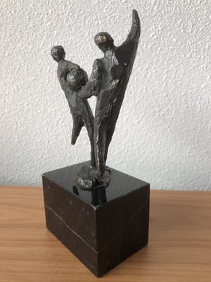 Brons (Onbekend) - Beeldje van 2 personen die vechten om de bal. kopen? Bied vanaf 20!