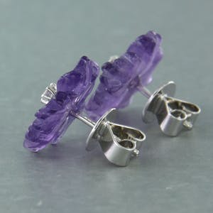 18k wit gouden oorknoppen bezet met amethist en briljant geslepen diamant kopen? Bied vanaf 170!