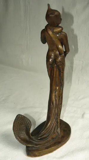 Brons (Onbekend) - Bronzen beeld , Vrouw – in Art Deco stijl – hoogte 38 cm. kopen? Bied vanaf 1!