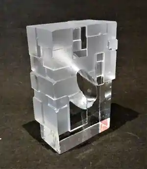 Novy Bor - Han de Kluijver - Glaskunstbeurs jaarobject 2014 getiteld Het zichtbare teken verkocht voor € 135!