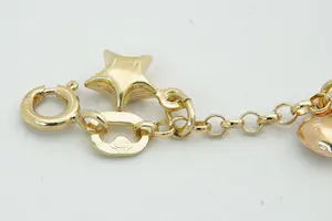 31 - Leuke 14 Krt tri-color gouden kinder armband met hangertjes kopen? Bied vanaf 125!