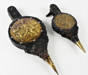 Curiosa - 2 houten met zwart leer overtrokken blaasbalgen met koperen afwerkingen kopen? Bied vanaf 1!