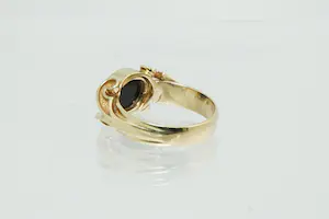 84 -  Klassiek model 14krt gouden ring met ovalen steen kopen? Bied vanaf 200!