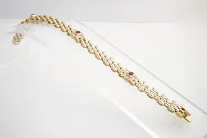 99- 18 karaats geel-gouden dames armband gezet met rode edelsteen kopen? Bied vanaf 770!
