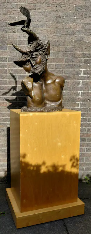 Aat Veldhoen - Faun en vogel, bronzen beeld op sokkel (groot, zwaar, unica) kopen? Bied vanaf 1350!