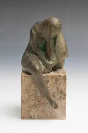 Evert den Hartog - Bronzen beeld: 'Vrouw met doek' - 1982 verkocht voor € 299!