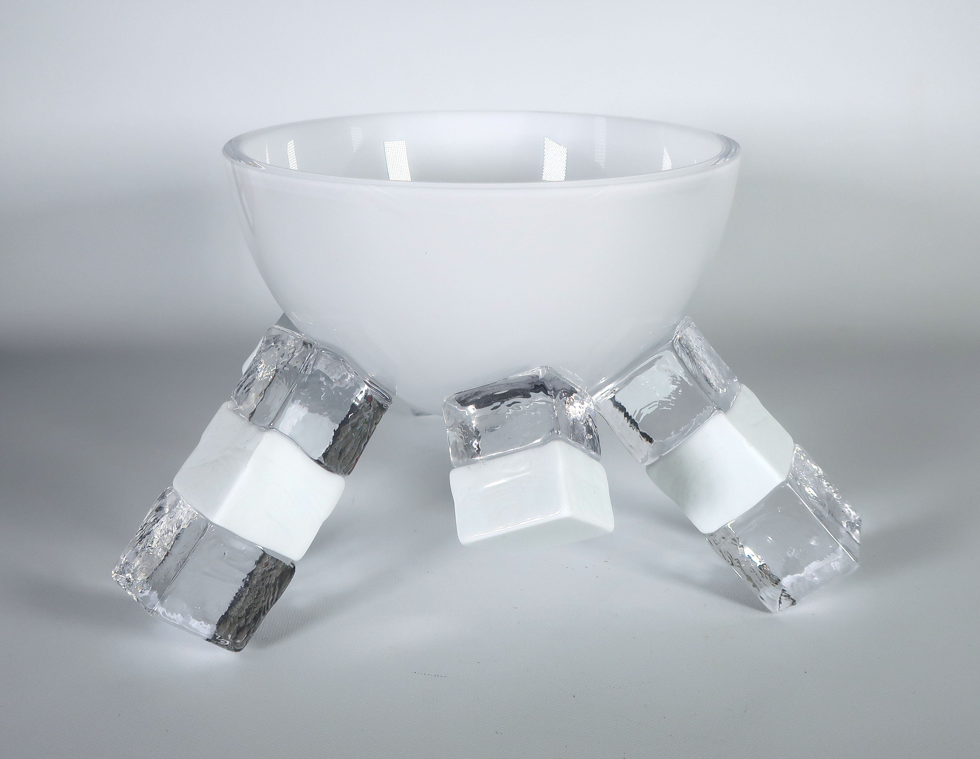 Novy Bor - Glas, Witte schaal op pootjes verkocht voor € 25!