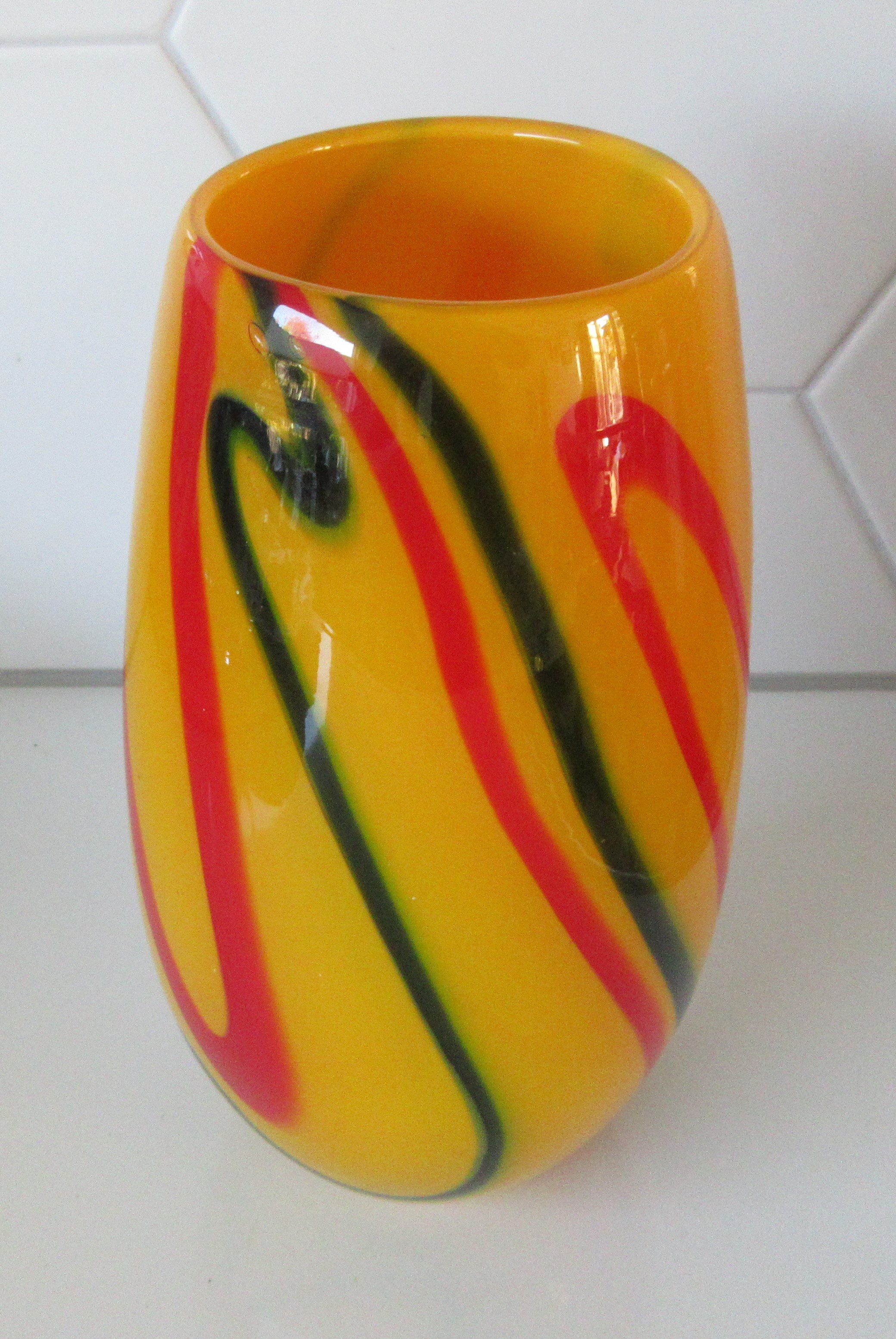 Niet of onleesbaar gesigneerd - Diep gele dikwandige Murano vaas met rode en donkergroene Swirls kopen? Bied vanaf 1!