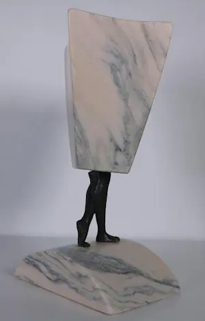 Hans Rikken - Pendant: Set van twee sculpturen uit marmer en brons, Man + Vrouw + 2 boeken kopen? Bied vanaf 150!