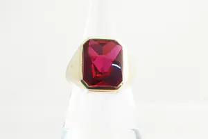 87 - Opvallende Retro seventies 14krt gouden zegel ring met rode steen kopen? Bied vanaf 120!
