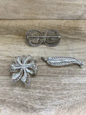 Een Lotje van drie zilveren broches filigrain kopen? Bied vanaf 39!