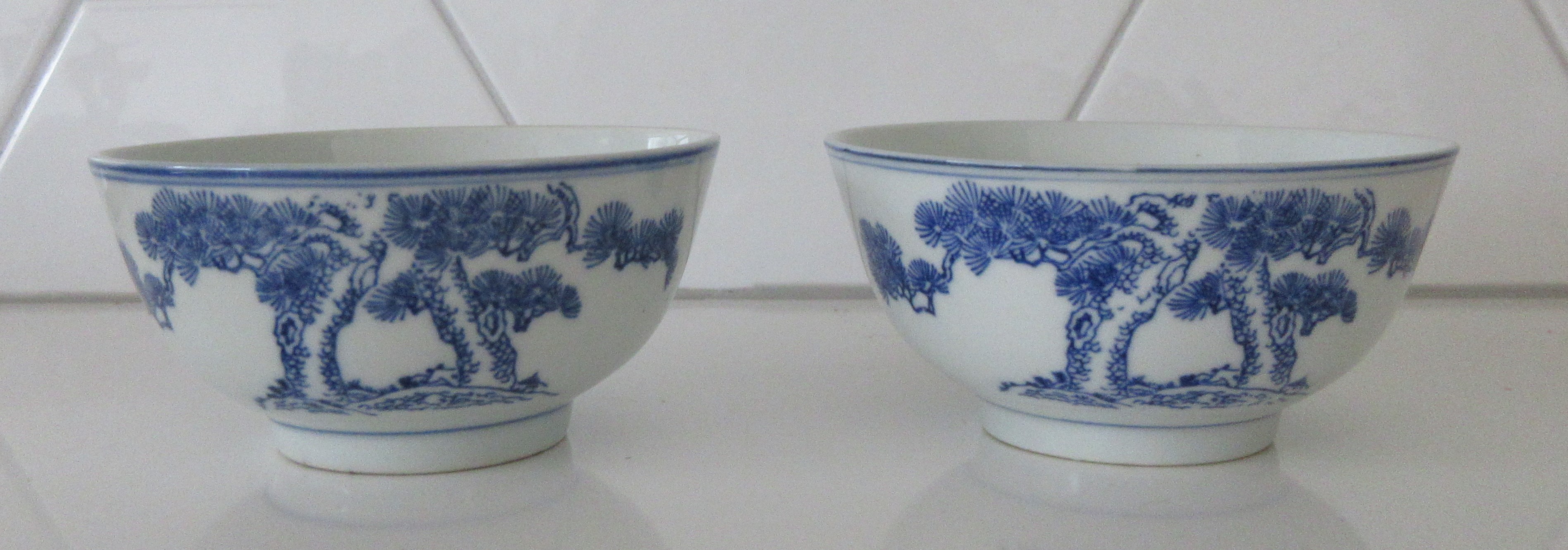 Niet of onleesbaar gesigneerd - Twee Chinese blauw witte porseleinen kommen kopen? Bied vanaf 1!