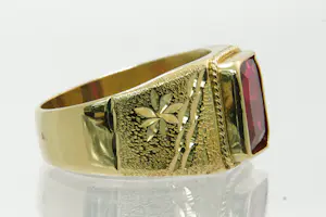 24- Mooi bewerkte 18 krt geel gouden ring met gefacetteerde rode kleursteen kopen? Bied vanaf 480!