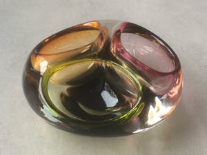 Niet of onleesbaar gesigneerd - ZELDZAAM MASSIEF MEERKLEURIG GLAZEN OBJECT kopen? Bied vanaf 1!