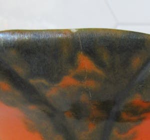 Arnhemsche Fayencefabriek - Twee oranje zwarte art deco vazen - Klaas Vet kopen? Bied vanaf 10!